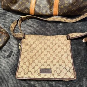 Authentic messenger Gucci bag